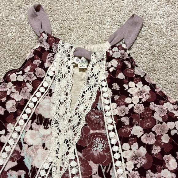 Floral Lace Accent Tank Top- Small - Picture 2 of 4